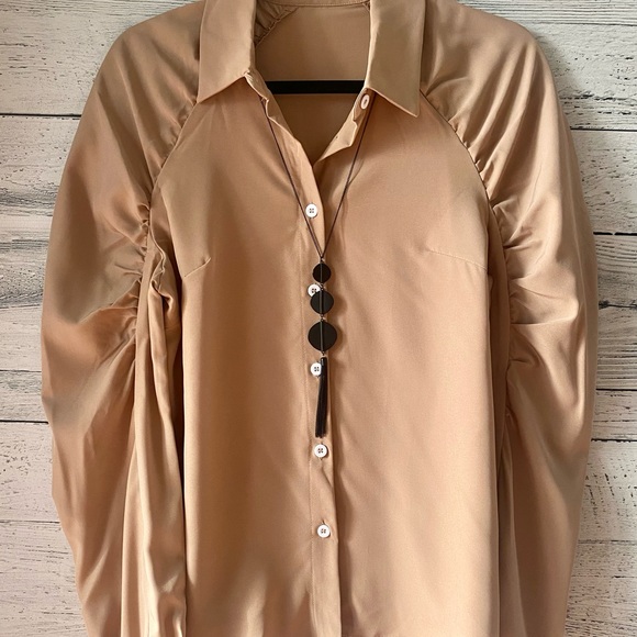 Beautiful blouse with pleated sleeves - Picture 3 of 5